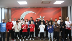 ŞAMPİYON BOKSÖRLERDEN GENÇ'E ZİYARET