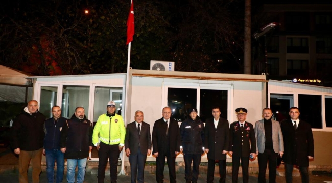 VALİ EROL VE OBB BAŞKANI GÜLER, YILBAŞI GECESİ ÇALIŞAN KAMU GÖREVLİLERİNİ ZİYARET ETTİ