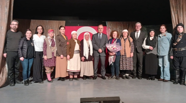 'KUVAYI MİLLİYE KADINLARI' EĞİTİM-İŞ İÇİN SAHNEDE