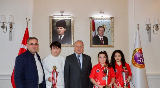 VALİ EROL, BAŞARILI SPORCULARI TEBRİK ETTİ