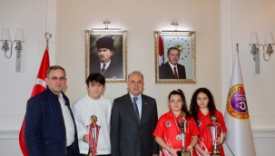 VALİ EROL, BAŞARILI SPORCULARI TEBRİK ETTİ