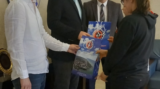 BAŞKAN AKAR'DAN ATLETİZMDE DERECEYE GİREN ÇOCUKLARA MADALYA