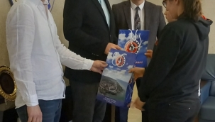 BAŞKAN AKAR'DAN ATLETİZMDE DERECEYE GİREN ÇOCUKLARA MADALYA