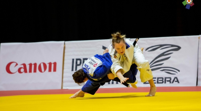 GÜLSÜM AĞAÇ'TAN BRONZ MADALYA  