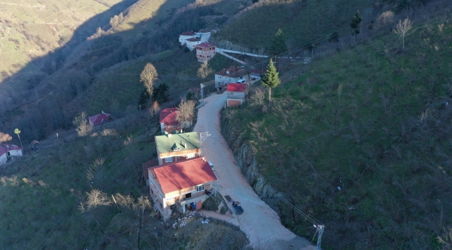 İKİ İLÇEYİ BAĞLAYAN YOLDA BETON SEVİNCİ