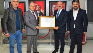 BAŞKAN DEMİRCİ MAZBATASINI ALDI