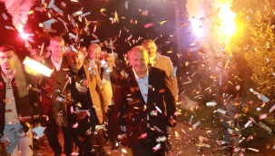 BAŞKAN TAVLI'YA İNKUR'DA KONFETİLİ VE MEŞALELİ KARŞILAMA