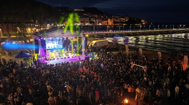 MÜZİĞİN RİTMİ ÜNYE'NİN MANYETİK KUMSALLARINDA ATTI