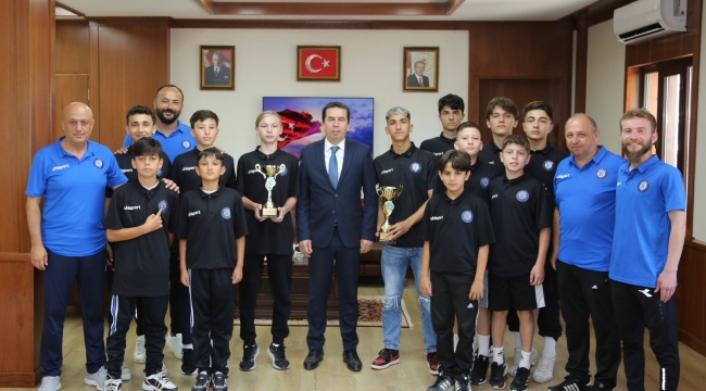 KAYMAKAM IŞIK, ŞAMPİYONLARI AĞIRLADI