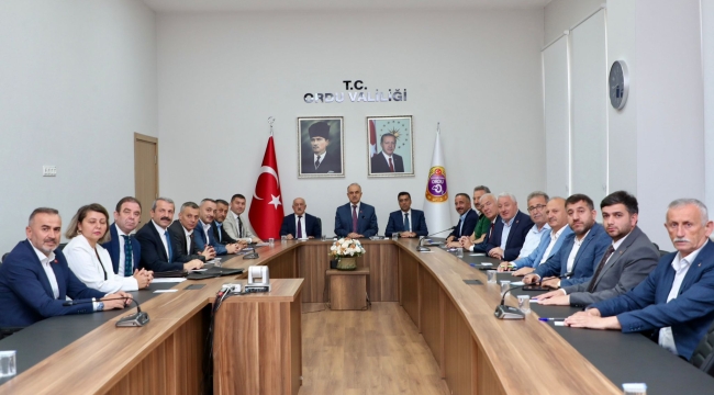 VALİ EROL, BELEDİYE BAŞKANLARIYLA BİR ARAYA GELDİ