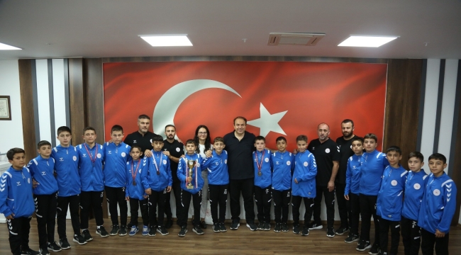 BAŞARILI PEHLİVANLARDAN GENÇ'E ZİYARET