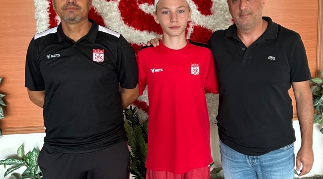 ÜFK'NIN YILDIZ ADAYI SİVASSPOR'A TRANSFER OLDU