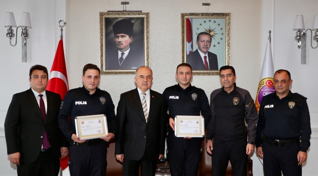 Vali Erol, Başarılı Polisleri Ödüllendirdi