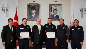 Vali Erol, Başarılı Polisleri Ödüllendirdi