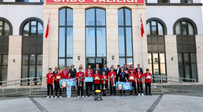 VALİ EROL'DAN "TEKNOFEST AKDENİZ"DE DERECEYE GİREN ÖĞRENCİLERE TEBRİK