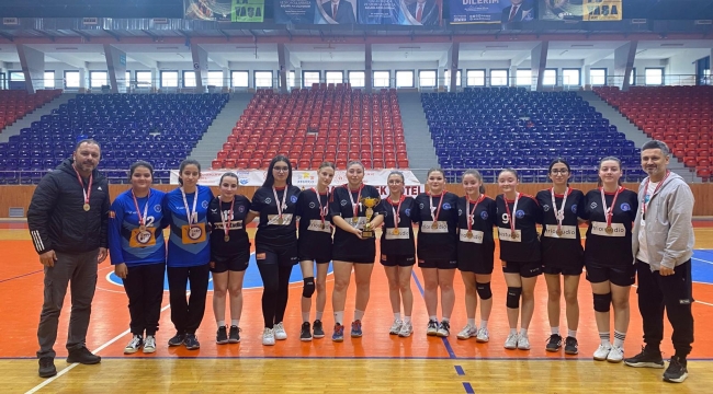  HENTBOL GENÇLER A KIZLAR İL BİRİNCİLİĞİ MÜSABAKALARI TAMAMLANDI 