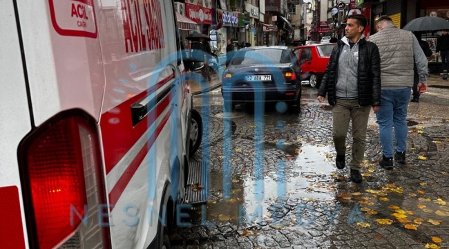 ÜNYE'DE YAYAYA OTOMOBİL ÇARPTI