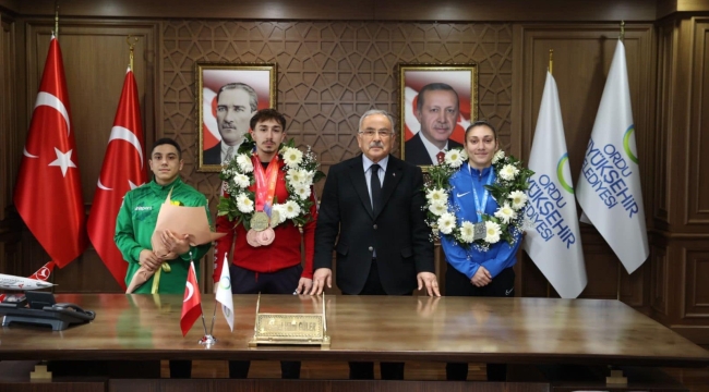 BAŞKAN GÜLER BAŞARILI SPORCULARI AĞIRLADI