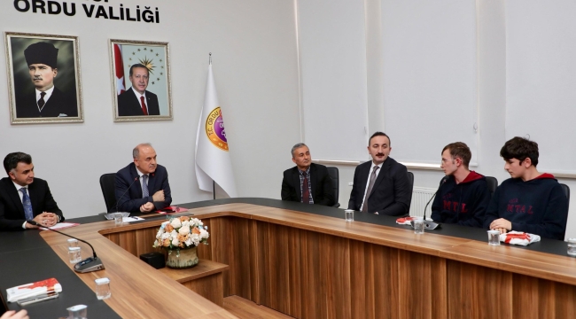 VALİ EROL'DAN BİLİMSEL YARIŞMALARDA BAŞARILI OLAN ÖĞRENCİLERE KUTLAMA