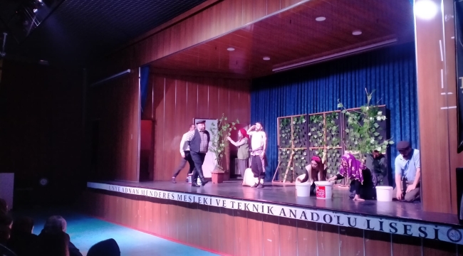 Ünye Şehir Tiyatrosu; Dağınık Düşler Kabaresini İftiharla Sunar