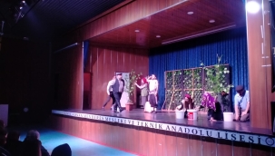 Ünye Şehir Tiyatrosu; Dağınık Düşler Kabaresini İftiharla Sunar