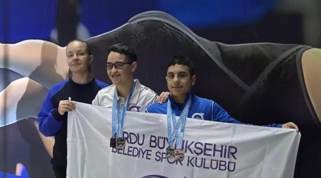 YÜZÜCÜLERDEN GURURLANDIRAN DERECE