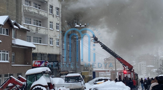 Akkuş'ta 3 Katlı Binada Yangın