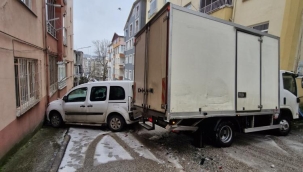 Buzlanan Yolda Kontrolden Çıkan Kamyon 2 Araca Çarptı