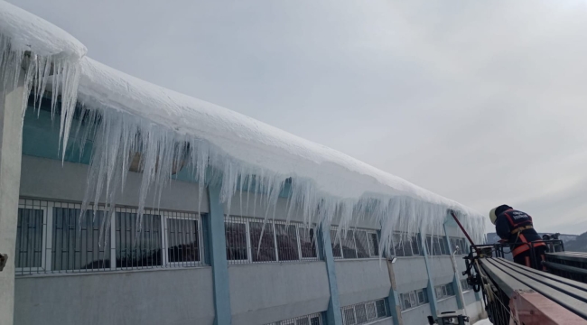 Tehlike Arz Eden Buz Sarkıtları Temizleniyor