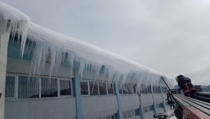 Tehlike Arz Eden Buz Sarkıtları Temizleniyor
