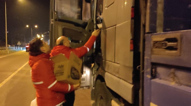 Türk Kızılay'ından Tır Şoförlerine Yiyecek Yardımı