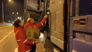 Türk Kızılay'ından Tır Şoförlerine Yiyecek Yardımı