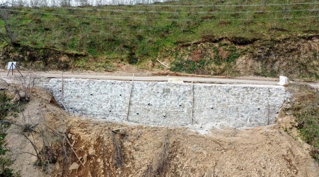 Yollar Taş Duvarla Güvende