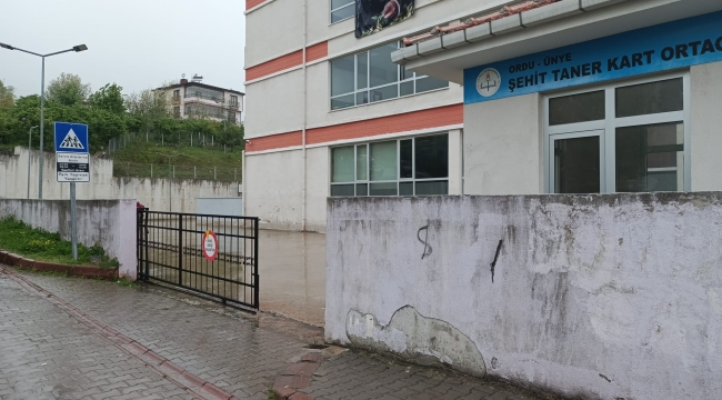 Burası Şehit Taner Kart Ortaokulu: Perde Duvarda Beton Kesmiş!