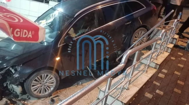 Ünye'de Otomobil Marketin Önüne Uçtu