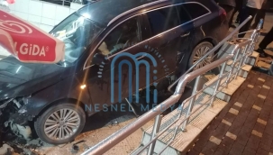 Ünye'de Otomobil Marketin Önüne Uçtu