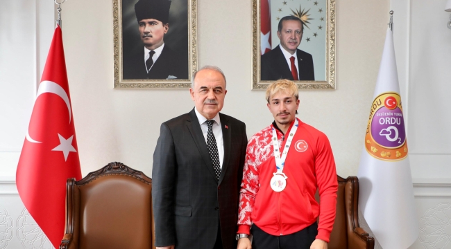 Vali Erol, Ünyeli Şampiyon Halterciyi Ödüllendirdi