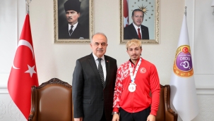 Vali Erol, Ünyeli Şampiyon Halterciyi Ödüllendirdi