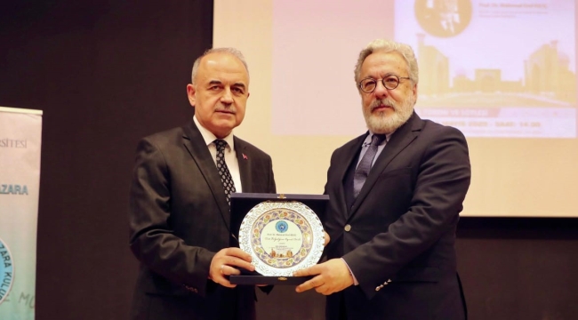 Prof. Dr. Mahmud Erol Kılıç'a Yılın Türk Bilgeliğine Hizmet Ödülü