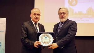 Prof. Dr. Mahmud Erol Kılıç'a Yılın Türk Bilgeliğine Hizmet Ödülü