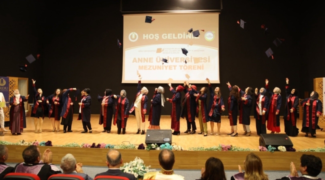 Anne Üniversitesi Öğrencileri Mezun Oldu