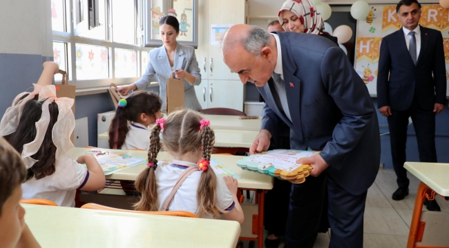 Vali Erol, Öğrencilerin Karne Heyecanını Paylaştı