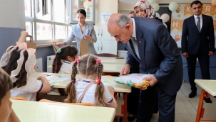 Vali Erol, Öğrencilerin Karne Heyecanını Paylaştı