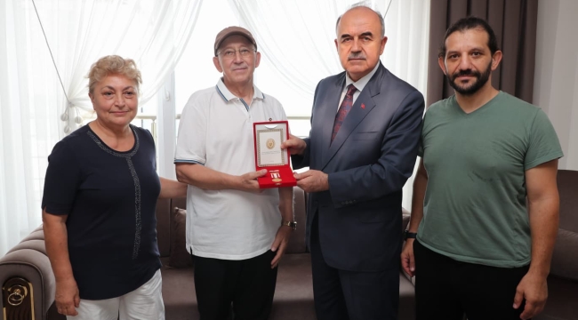 Vali Erol, Kıbrıs Gazisine Gazilik Madalyası ve Beratını Tevcih Etti