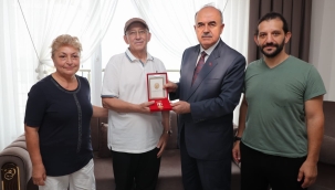Vali Erol, Kıbrıs Gazisine Gazilik Madalyası ve Beratını Tevcih Etti