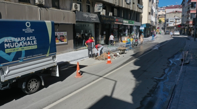 Ünye'nin En İşlek Caddesinde Kaldırımlar Yenileniyor