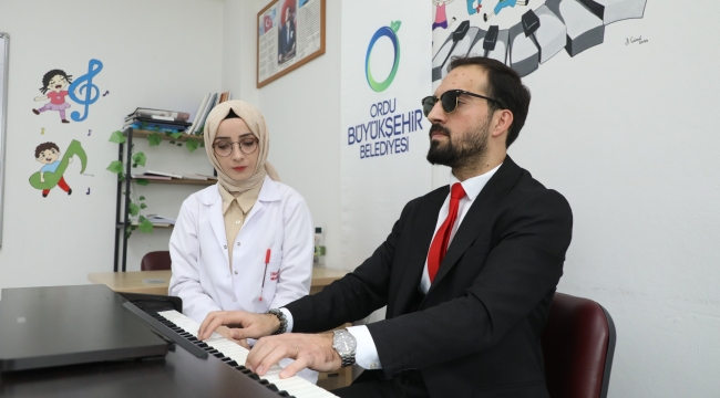 Görmeyen Gözlerle Değil, Hisseden Kalple Çalıyor