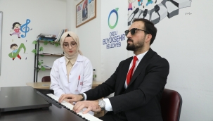 Görmeyen Gözlerle Değil, Hisseden Kalple Çalıyor