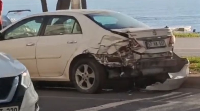 Ünye'de Park Halindeki Otomobile Minibüs Çarptı