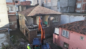 Liseler Mahallesi'nde Tehlike Arz Eden 6 Metruk Yapı Yıkıldı